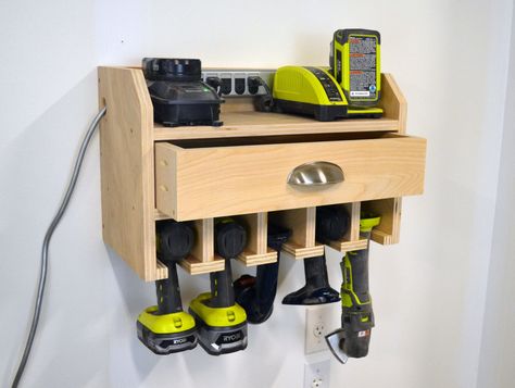 ​​Keep your cordless drills and impact drivers charged and ready for action with this easy to build storage station.​ Pallet Organization Ideas, Upcycle Storage, Diy Home Decor For Apartments, Diy Projects For Men, Power Tool Storage, Diy Projects Gifts, Tool Storage Diy, Funky Junk Interiors, Organisation Hacks