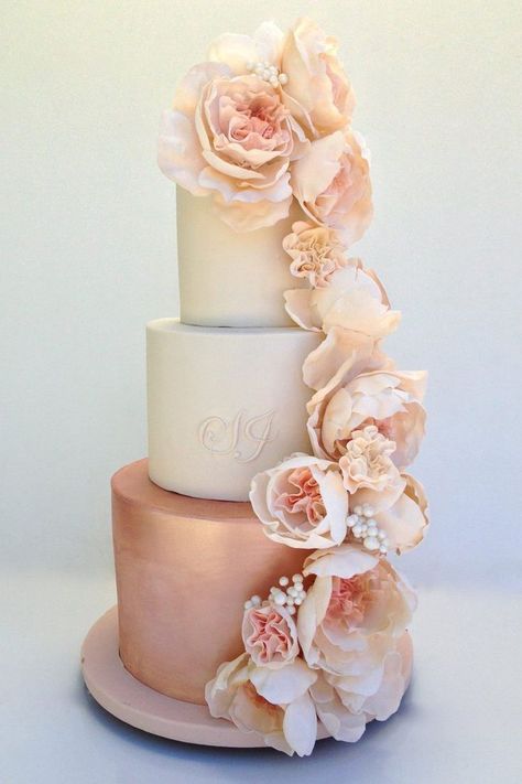 Super Torte, Rose Gold Wedding Cakes, Rose Gold Cake, Rose Gold Theme, Wedding Cake Roses, Gold Wedding Theme, Floral Wedding Cakes, Pink Wedding Cake, White Wedding Cakes