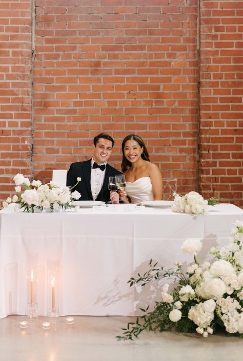 Sweetheart Table Wedding Flowers Simple, Minimal Table Centerpieces Wedding, Minimalist Wedding Sweetheart Table, Minimalistic Sweetheart Table, White Flower Sweetheart Table, Sweetheart Table Minimalist, Sweetheart Table White Flowers, Simple Sweetheart Table Decor, Minimal Sweetheart Table