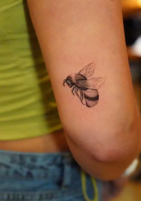 Realism Bumble Bee Tattoo, Black And White Bumble Bee Tattoo, Bee Tattoo Side View, Side Bee Tattoo, Matching Bumble Bee Tattoo, Fuzzy Bee Tattoo, Fine Line Bumble Bee Tattoo, Black And White Bee Tattoo, F Tattoo Letter Initial