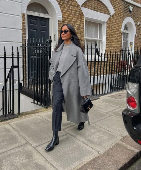 Long Grey Coat Outfit, Grey Coat Outfit Winter, Winter Outfits Ideas For Women, Grey Coat Outfit, Wool Coat Outfit, Aesthetic Winter Outfits, Mantel Outfit, Winter Outfits Ideas, Long Grey Coat