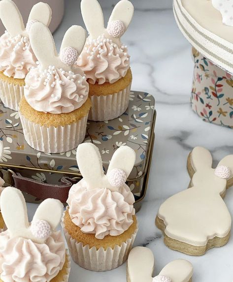 Bunny Centerpieces, Bunny Theme Cake, Baby Shower Bunny Theme, Bunny Baby Shower Theme Girl, Bunny Theme Dessert Table, Some Bunny Is One Cupcakes, Bunny Themed Baby Shower Ideas, Bunny Baby Shower Ideas, Bunny First Birthday Cookies