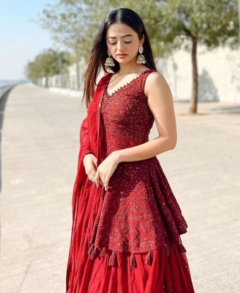 Short Kurti Plazo Fashion Styles, Kurtis Style, Naira Dress, High Low Kurti, Indian Wedding Reception Outfits, Plazo Suits, Actress Photoshoot, Gown Dress Party Wear, Bandhani Dress