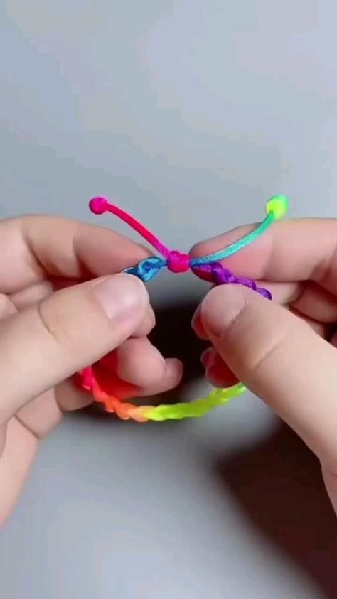 Diy Friendship Bracelets Easy, Bracelet Making Tutorial, Happy Ideas, Diy Bracelets With String, India Crafts, Friendship Bracelets Easy, Diy Friendship Bracelets Tutorial, Braided Bracelet Diy, Friendship Bracelet Patterns Easy