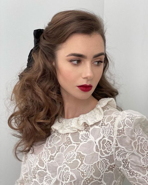 Paris Hairstyles, ليلي كولينز, Lily Collins Hair, Lily Collins Style, Bow Hairstyle, French Hair, Ash Brown, Emily In Paris, Half Up Half Down Hair