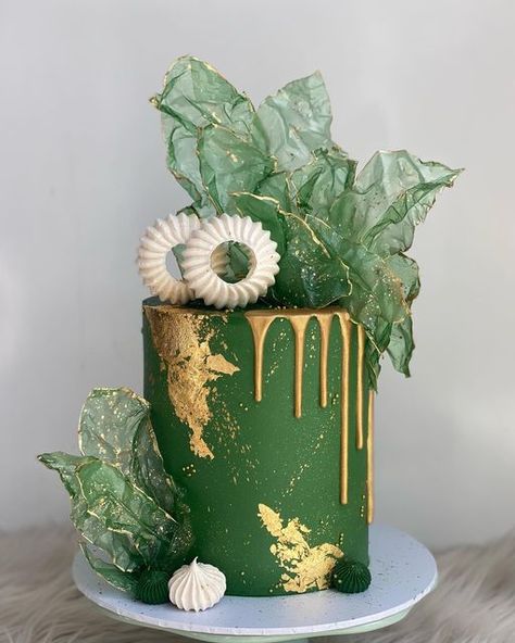 Marrie’s Custom Desserts on Instagram: "Beautiful Forrest green to match the birthday girl dress 💚" Forest Green Birthday Cake, Green Birthday Cake For Women, Cake Green And Gold, Green Cake Decoration, Green Color Cake, Green And Gold Birthday Cake, Green Theme Cake, Emerald Green Birthday Cake, Green Cake Birthday