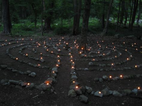 labyrinth in the woods Labyrinth Garden, Hawke Dragon Age, Labyrinth Maze, White Christmas Lights, Witch Garden, Hakone, Beltane, Sacred Places, Land Art