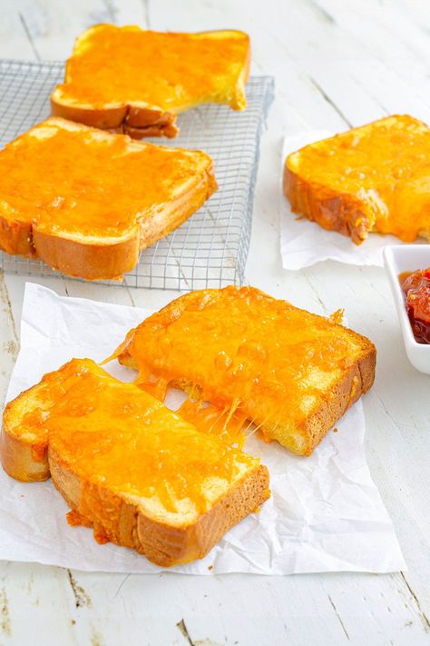 This classic Cheese toast is crispy, cheesy, gooey and undeniably delicious! Perfectly toasted bread with melted cheese and butter, this easy recipe is perfect for pasta, dunking in soup, or as a simple budget friendly snack you and the kids will love! It doesn’t get much easier than this simple snack. Cheese Toast Recipe, Cheese On Toast, Cheesy Garlic Bread, Toasted Bread, Easy Cheese, Cheese Toast, Strawberry Cream Cheese, Breakfast Toast, Gooey Cheese