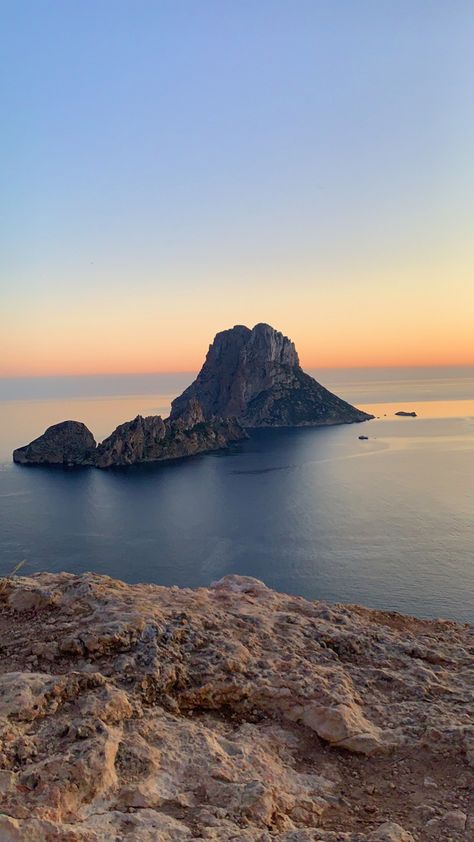 Ibiza, Islas baleares, lugares aesthetic Ibiza Wallpaper, Ibiza Aesthetic, Ibiza Poster, Spain Aesthetics, Ibiza Vibes, Ibiza Sunset, Ibiza Summer, Summer Abroad, Ibiza Travel