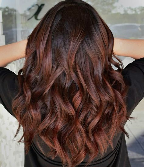 fall hair color ideas for brunettes #FallHairColors #BrunetteHair #AutumnHairTrends #WarmTones #BrunetteBalayage #RichShades #SeasonalHair #HairInspo #CaramelHighlights #ChocolateBrownHair Blonde Highlights For Short Hair, Copper Highlights On Brown Hair, Brown Hair Ideas, Dark Chocolate Brown Hair, Red Balayage Hair, Caramel Brown Hair, Dark Fall Hair Colors, Balayage Ideas, Highlights For Dark Brown Hair