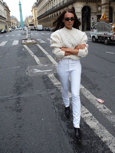 How to wear ankle boots with skinny jeans: Evangelie Smyrniotaki in a cream knit, white jeans and black boots White Jeans Black Boots, Jeans With Black Boots, White Jean Outfits, Outfits With Boots Winter, Aw Style, Elegant Classy Outfits, Ripped Jeggings, Ripped Knee Jeans, Boots Outfit Ankle