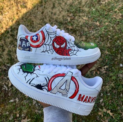 Design For Shoes Painting, Spider Man Custom Shoes, Marvel Shoes Painted, Spiderman Shoes, Avengers Shoes, Marvel Shoes, Painted Nikes, Custom Sneakers Diy, White Nike Shoes