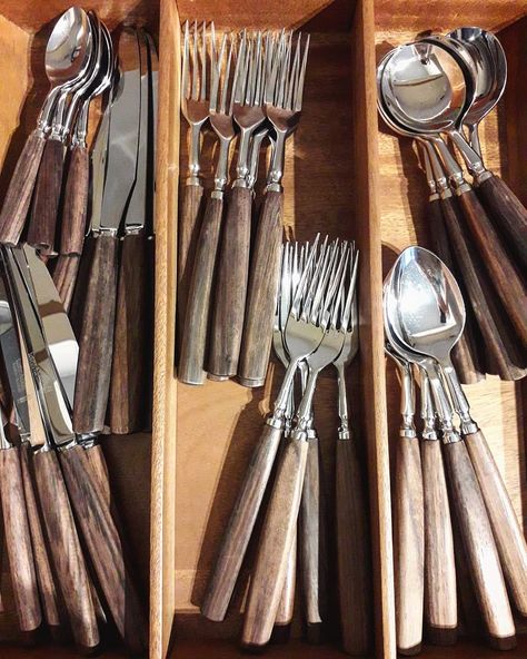 Kitchen Cutlery Aesthetic, Dishwear Sets, Minimal Dining, Vintage Coffee Shops, Vintage Crockery, Vintage Dishware, Dining Ware, Vintage Cutlery, Brown Kitchens