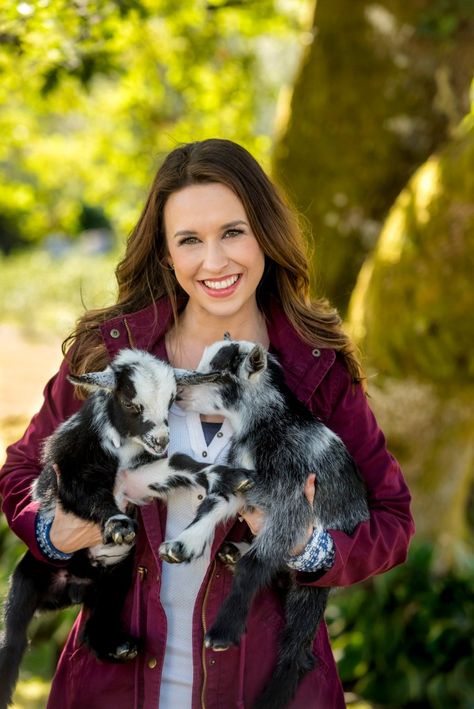 Hallmark Holiday Movies, Brunette Celebrities, Lacey Chabert, Hallmark Movies, Holiday Movie, Hallmark Channel, Cutest Thing Ever, Romance Movies, Mean Girls