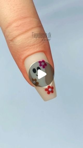 Ghost On Nails, Paint Ghost, Autumn Kawaii, Nail Polish Jewelry, Rootin Tootin, Dotting Tool, Nail Art Tutorials, Pumpkin Ghost, Instagram Nails