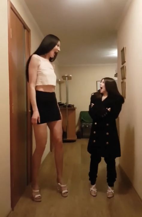 Ekaterina Lisina, Giant Woman, Desenho Tom E Jerry, Tall People, Tall Girl, Tall Women, Long Legs, Selfies, Origami