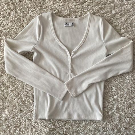 Hollister long sleeve top Hollister Long Sleeve, Henley Top, Hollister Tops, Baby Tee, White Long Sleeve, Infant Tees, Long Sleeve Top, Good Quality, Top Shirt