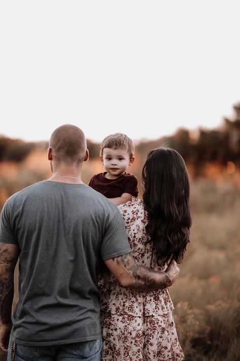 Outside Fall Family Picture Ideas, Family Of 4 Fall Picture Poses, Diy Fall Family Photos At Home, Family Pictures Ideas Outdoor, Family Of 3 Photoshoot Christmas, Family Christmas Pictures With Toddler, Family Photos Fall With Baby, Fall Family Photos Toddler Boy, Family Of 3 Toddler Photos