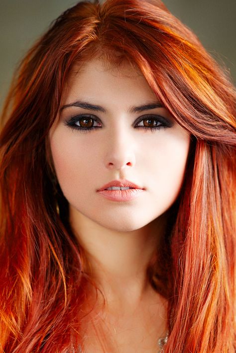 Color en combinacion de cobre con dorado te hace unica Redheads With Brown Eyes, Red Hair Dark, Red Hair Brown Eyes, Cheveux Oranges, Red Haired Beauty, Red Hair Woman, Hair Dark, Beautiful Red Hair, Long Red Hair