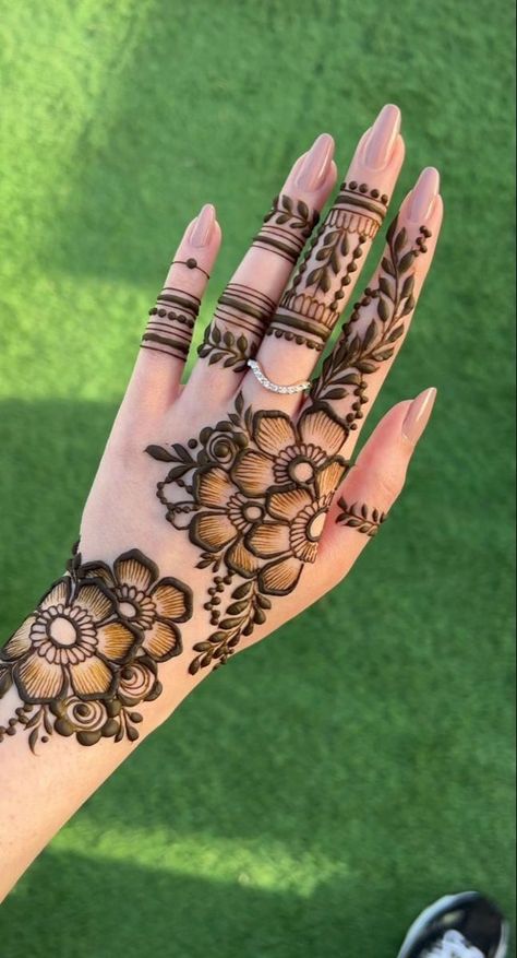 Beautiful Simple Mehndi Design, Easy Henna Designs, Simple Mehendi, Palm Mehndi Design, Leg Henna, Front Mehndi Design, Tattoo Designs Hand, Simple Mehendi Designs, Mehndi Designs Fingers