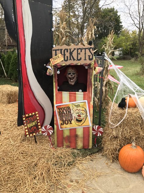 Scary Carnival Trunk Or Treat Ideas, Clown Halloween Decorations Outdoor Diy, Diy Halloween Carnival Decorations, Carnevil Halloween Decorations Diy, Scary Circus Halloween Decorations, Haunted Circus Decorations, Haunted Carnival Decorations, Creepy Carnival Decorations Diy, It Halloween Decorations