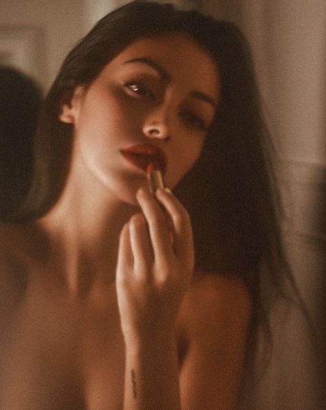 Photographie Portrait Inspiration, 사진 촬영 포즈, Cindy Kimberly, Dark Feminine Aesthetic, Foto Poses, Tumblr Boys, Feminine Aesthetic, Feminine Energy, Divine Feminine