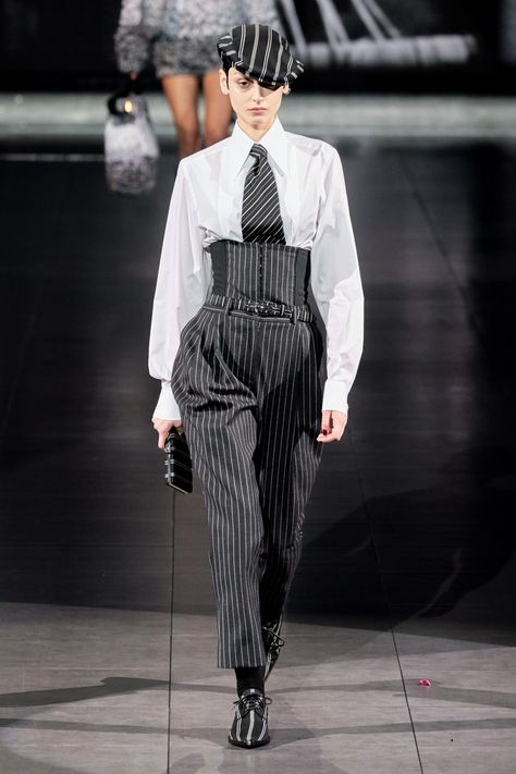 Dolce & Gabbana Herbst/Winter 2020-2021 Ready-to-Wear - Kollektion | Vogue Germany Woman In Suit, Woman Suit Fashion, Milano Fashion Week, Dolce E Gabbana, Kpop Fashion Outfits, Fashion Show Collection, Suit Fashion, White Fashion, Dolce & Gabbana