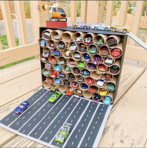 Diy Toy Car Garage, Diy Toy Car, Hot Wheels Diy, Diy Toys Car, Toy Car Garage, Cardboard Crafts Kids, Toy Car Storage, Car Activities, Cardboard Car