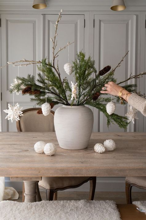 Flowers Christmas Decoration, Christmas Dekoration Ideas, Neutral Christmas Decoration, Diy Christmas Vase Decor, Flat Christmas Decorations, Christmas Home Inspiration, Christmas Decorations 2023 Trends, Christmas Table Styling, Minimalist Winter Decor