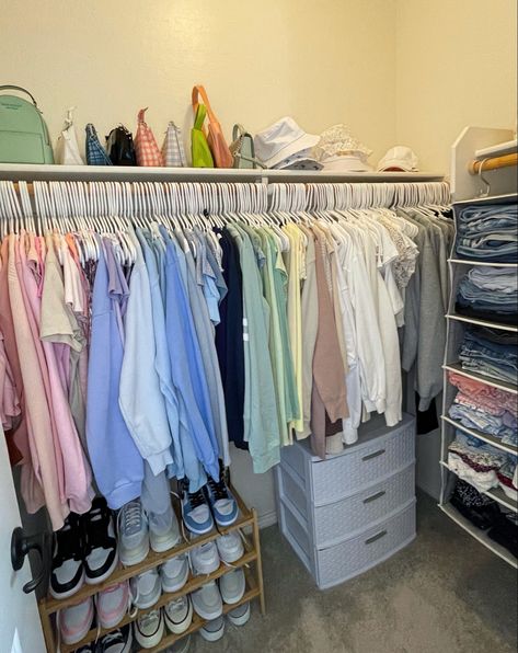 Different Closet Ideas, Color Organized Closet Aesthetic, Orginazation Closet Ideas, Organized Aesthetic Closet, Apartment Clothing Rack, Organized Closet Aesthetic Walk In, Storage Ideas For Bedrooms Organizing, Re Organize Closet, Cute Closet Organization Ideas