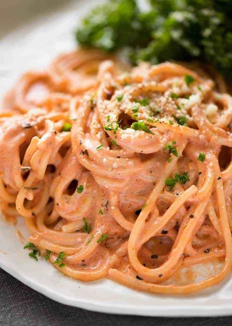 Creamy tomato pasta on a plate with marinated kale salad. Marinated Kale Salad, Creamy Tomato Pasta Sauce, Tomato Cream Sauce Pasta, Marinated Kale, Tomato Pasta Bake, Creamy Tomato Pasta, Cream Sauce Pasta, Cream Pasta, Cream Sauce Recipes