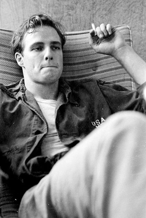 Marlon Brando, né le 3 avril 1924 à Omaha et mort le 1ᵉʳ juillet 2004 à Los Angeles. Marlo Brando, Xavier Samuel, Don Vito Corleone, Film Cult, Don Corleone, Jamie Mcguire, Sir Anthony Hopkins, Hollywood Men, Man Sitting