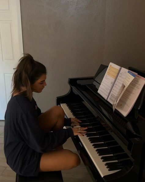 Piano Girl Aesthetic, Piano Girl, Playing Piano, Billy Joel, Music Aesthetic, Brunette Girl, Girls Play, The Piano, Future Life