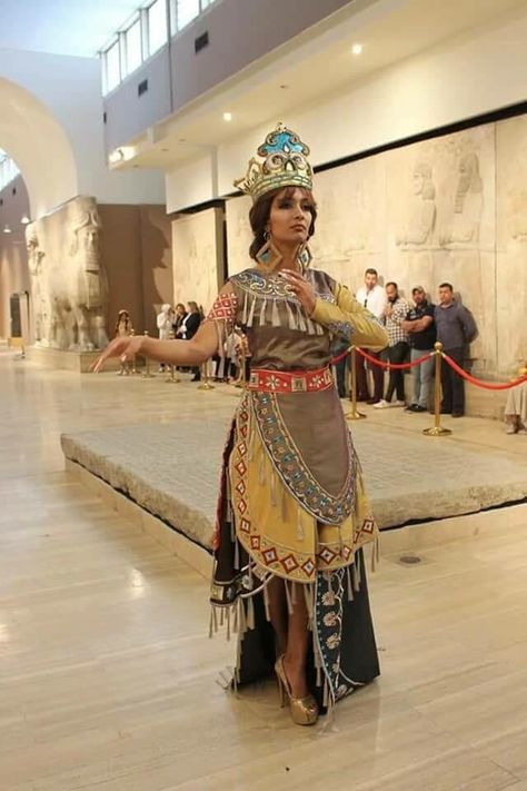 Sumerian Clothing, Babylon Clothing, Babylon Empire, Cleopatra Beauty Secrets, Ancient Babylon, Ancient Sumerian, Middle Eastern Fashion, Persian Fashion, Tower Of Babel