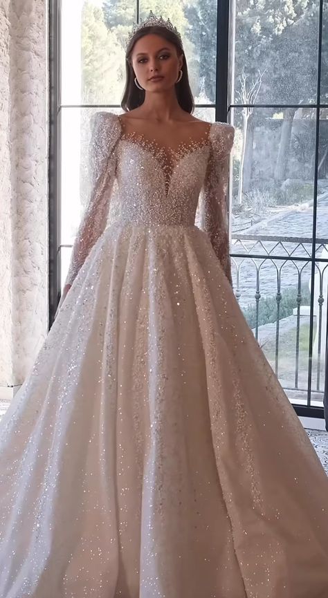 Luxury Wedding Dress Mermaid, Latest Wedding Gowns, Wedding Dress Luxury, Puffy Wedding Dresses, Wedding Dress With Train, Wedding Dress Mermaid, Train Wedding Dress, Bride Dress Simple, Dress With Train