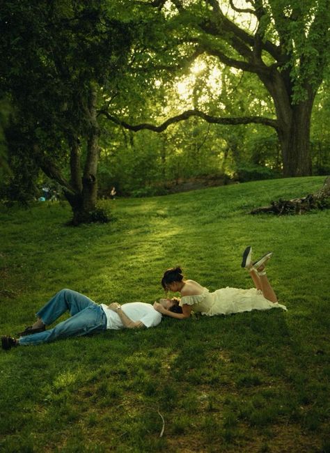 Couple Photo Aesthetics, Romantic Picture Couple, Vintage Photography Couples, Vintage Romantic Photos, Photography Couple Aesthetic, Couples Photos Cute, Cute Couple Pics On Lap, Movie Photography Aesthetic, Couple In Park Aesthetics