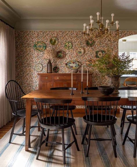 An old Tudor style house in Washington gets a beautiful transformation Heidi Caillier, Wall Trends, Built In Banquette, Statement Decor, Tudor Style Homes, Beautiful Dining Rooms, Gorgeous Bathroom, Modern Beach House, Tudor Style