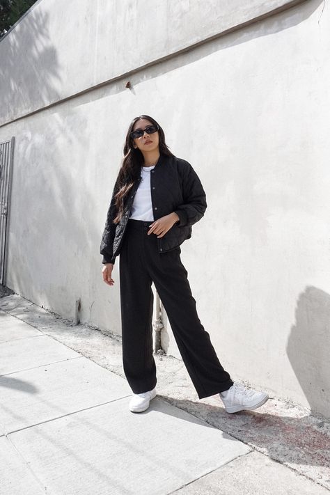 Black Trousers Sneakers Outfit, Utility Pants Outfit Street Style, Trousers And Sneakers Outfit, Monochromatic Outfit Fall, Black Trousers Outfit Casual, Outfit Bonnet, Utility Pants Outfit, Black Trouser Outfit, Jacket Outfit Casual