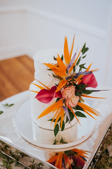 Wedding Cake Designs Tropical, Orange And White Tropical Wedding, Jungle Wedding Cake, Tropical Cake Ideas, Simple Wedding Cake Tropical, Tropical Flower Wedding Cake, Wedding Cake Tropical Flowers, Wedding Cake With Tropical Flowers, Tropical Wedding Cake Topper