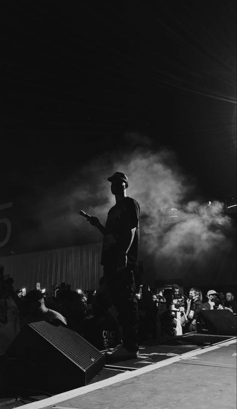 Black And White Bryson Tiller, Bryson Tiller Poster Aesthetic, Bryson Tiller Drawing, Bryson Tiller Lockscreen, Bryson Tiller Black And White, Bryson Tiller Aesthetic Wallpaper, Pnd Rapper Wallpaper, Bryson Tiller Poster, Bryson Tiller Aesthetic