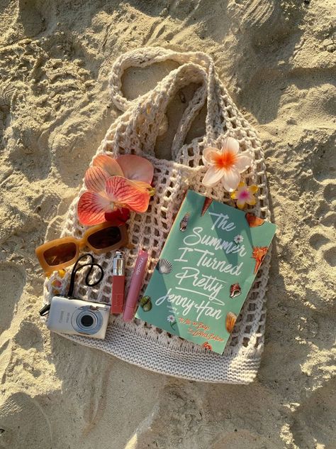 Beach Bags Aesthetic, Tropical Vacation Inspo Pics, Beach Essentials Aesthetic, Tropical Vacation Aesthetic, Beach Bag Aesthetic, Vacay Aesthetic, What To Pack For Vacation, Summer Beach Bag, Holiday Aesthetic