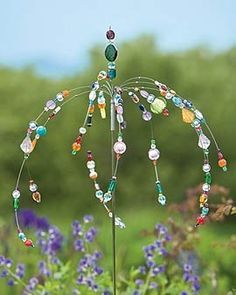 Dancing garden jewels stake how too ... just add glass beads to flexible wire and attach to a decorated pole for the garden Outdoor Crafts, Have Inspiration, Garden Art Projects, Glass Garden, Garden Stakes, Dream Catchers, Garden Crafts, Wind Chime, Fairy House