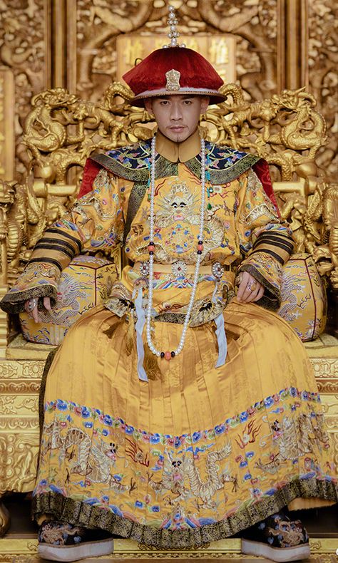 Qing Dynasty Fashion, Chinese Empress, Qianlong Emperor, Qing Dynasty Clothing, Asian Traditional Clothes, Story Of Yanxi Palace, Imperial China, Qin Dynasty, Chinese Emperor