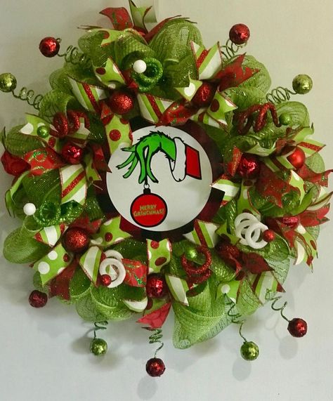 Grinch Wreath Ideas, Grinch Centerpiece, Character Wreaths, Grinch Diy, Grinch Decor, Grinch Wreath, Handmade Christmas Wreaths, Grinch Christmas Decorations, Christmas Fireplace Decor