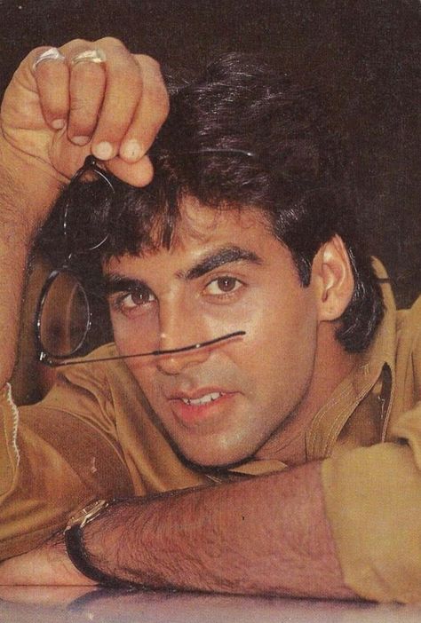 Old Is gold ❤ Akshay Kumar 90s, Akshay Kumar Photoshoot, Akshay Kumar Style, 90s Bollywood Aesthetic, 90s Actors, Juhi Chawla, Retro Bollywood, National Film Awards, King Of The World