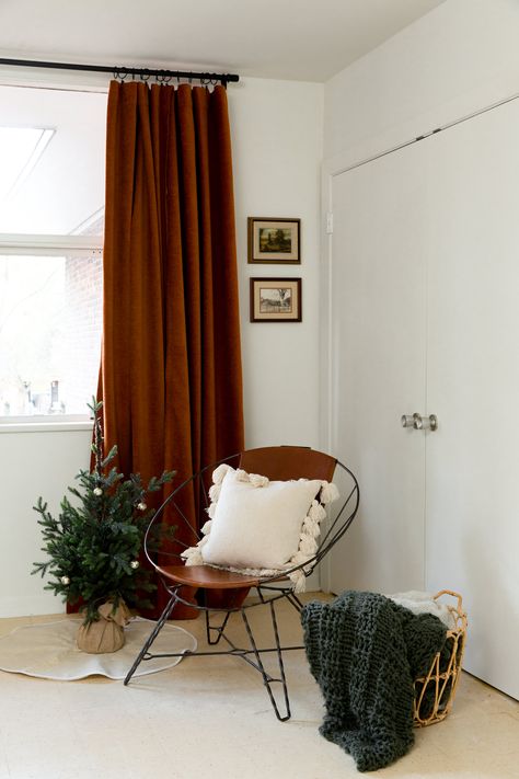 Mid Century Bedroom Curtain Ideas, Curtains Living Room Mid Century Modern, Rust Curtains Living Rooms, Mid Century Curtains Living Room, Mid Century Modern Living Room Curtains, Terracotta Curtains Living Room, Midcentury Curtain, Red Curtains Living Room Ideas, Curtains Mid Century Modern