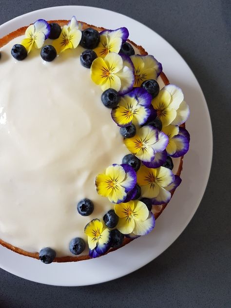 Lemon Blueberry Birthday Cake Decoration, Pansies On Cake, Lemon And Blueberry Cake Decoration, Cake Decorated With Blueberries, Cake With Pansies, Pansy Cake Decoration, Blueberry Cake Decoration Ideas, Lemon Blueberry Cake Decoration, Edible Flowers Cake Decorating