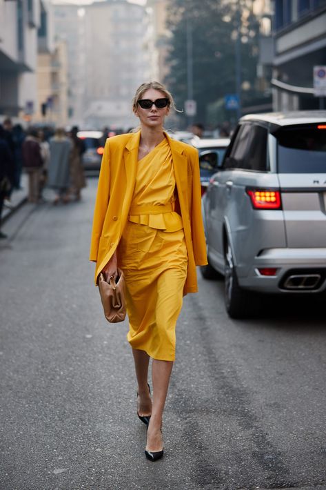 135 Best Street Style Looks From Milan Fashion Week Mustard Outfits, Very Good Girls, Yellow Outfit, Milan Fashion Weeks, Autumn Street Style, Spring Trends, Menswear Inspired, Cool Street Fashion, Shades Of Yellow