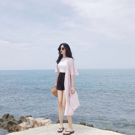 Korean Beach Outfits Women, Beach Simple Outfit, Casual Beach Outfit Korean, Casual Beach Outfit Simple, Outfit Pantai Korea, Korean Summer Outfits Beach, Beach Outfit Korean Style, Outfit Mantai, Outfit For Beach Vacation Woman