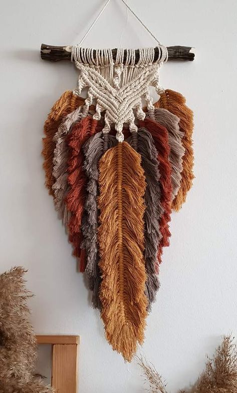 Colorful Macrame, Macrame Feather Wall Hanging, Simpul Makrame, Macrame Feathers, Boho Macrame Wall Hanging, Feather Wall Hanging, Diy Macrame Plant Hanger, Macrame Wall Hanging Diy, Feather Wall